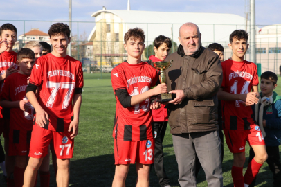 U-14’lerde Şampiyonluk Kupası Çiftlikköy Belediyespor’un