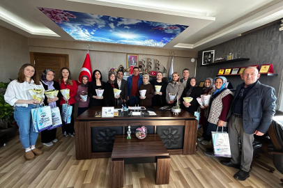 Başkan Arslan'dan kadın personellere çiçek