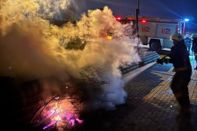 Yalova’da magandalar çocuk parkında yangın çıkardı, itfaiye söndürdü