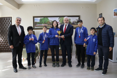 Şampiyonlar kupalarını Yılmaz’a sundu