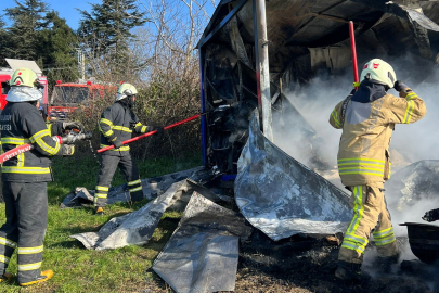Çiftlikköy’de konteyner kütüphane alevlere teslim oldu