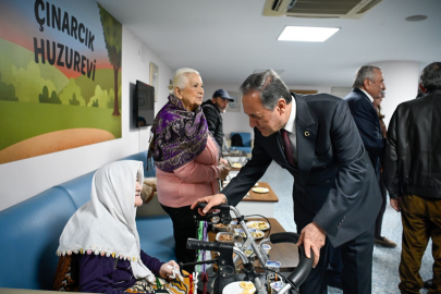 Vali Usta asırlık çınarlarla birlikte iftar yaptı