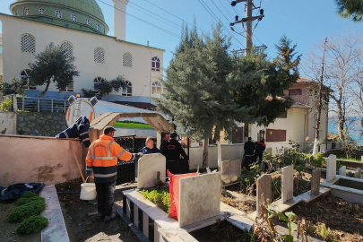 Esenköy’de Bayram öncesi mezarlık temizliği