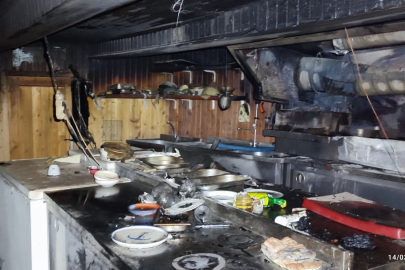 Alevlere teslim olan tekne restoran küle döndü