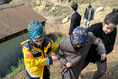 Arazi tipi ambulansla rahatsızlanan yaşlı kadının imdadına yetiştiler