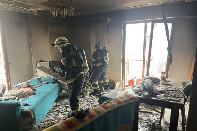 Elektrik kontağından çıkan yangın bir evi küle çevirdi