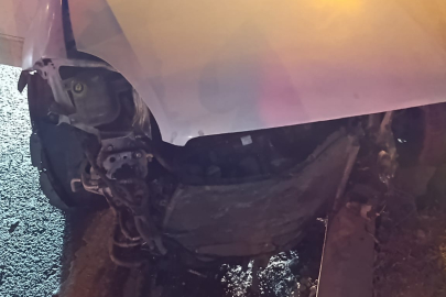 Yalova yolunda otomobiller çarpıştı! 2 yaralı