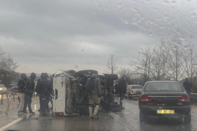 Süpürgelik mevkinde kamyonet devrildi! 1 yaralı