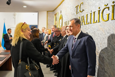 Vali Usta il protokolü ve vatandaşlarla bayramlaştı
