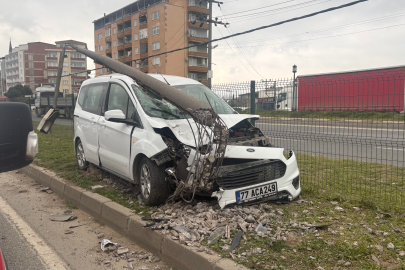 Yalova plakalı hafif ticari araç elektrik direğine çarptı! 2 yaralı