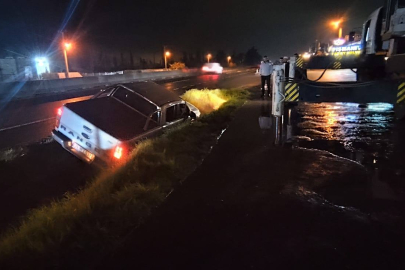 Çiftlikköy’de kontrolden çıkan kamyonet orta refüje düştü