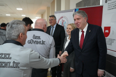 Rektör Bahçekapılı personeliyle bayramlaştı