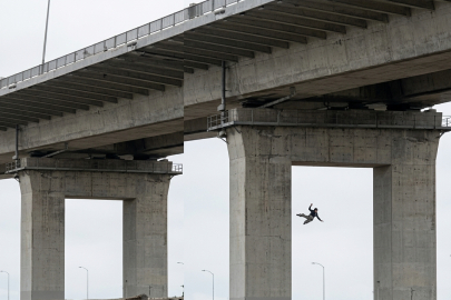 Genç kadın hayata tutunmaya çalışıyor