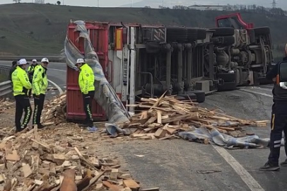 Süpürgelik’te tahta yüklü tır devrildi! Yalova- Bursa yolu tamamen kapandı