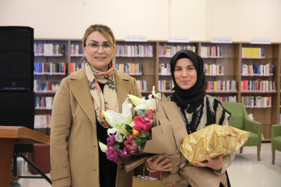 Altınova Belediye Başkanı Yasemin Fazlaca, kütüphane etkinliğine katıldı