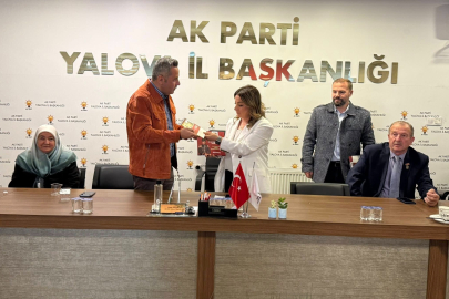 AK Parti Yalova İl Kadın Kolları Başkanı Selihan Dicle Şimşek’e sürpriz yaş günü kutlaması