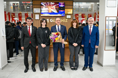 Vali Usta, İstiklal Marşı’nı gençlerle birlikte okudu