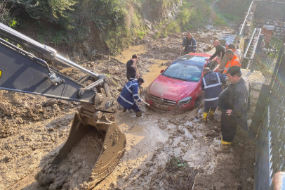 Esenköy’de sel felaketinde mahsur kalan araç kurtarıldı