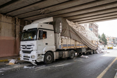 Çiftlikköy’de TIR sürücüsünün hesap hatası köprüye takıldı