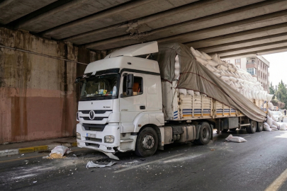 TIR köprüye takıldı