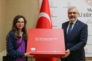 Yalovalı öğrenciler ödüllerini Yılmaz'ın elinden aldılar