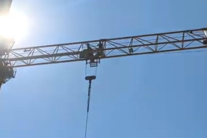 Yalova’da maaşlarını alamadıklarını iddia eden işçiler vince çıktı