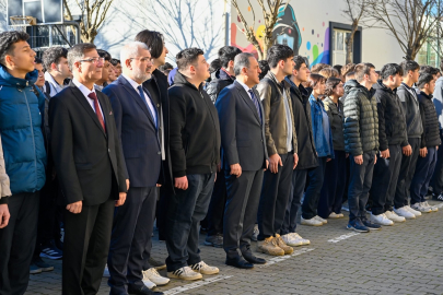 Vali Usta bayrak töreninde öğrencilerle buluştu