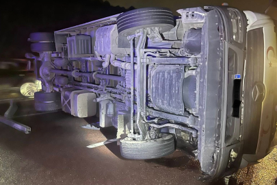 Otoyolda kamyon devrildi! 1 yaralı