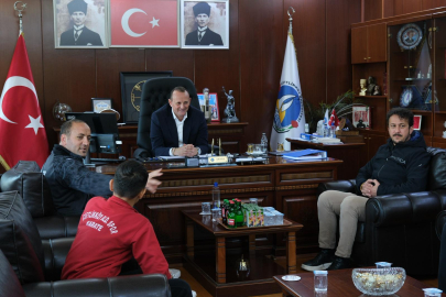 Şampiyon karateciler madalya sevinçlerini Başkan Yele’yle paylaştı