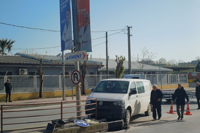 Yalova’da kontrolden çıkan panelvan orta refüje çıktı