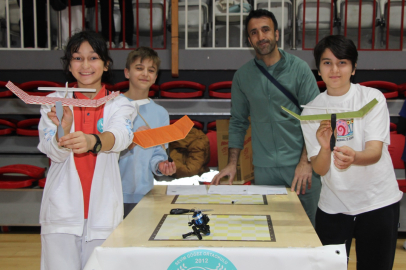 Geleceğin havacıları model uçaklarını kıyasıya yarıştırdı