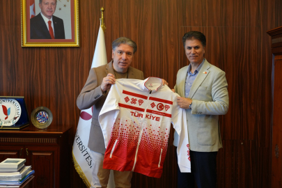 Rektör Bahçekapılı’ya milli forma