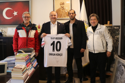 Başkan Kurt'a Orkun Kökçü forması hediye ettiler