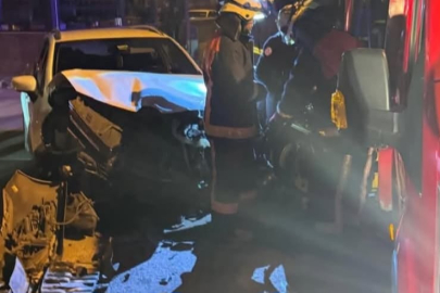 Yalova'da feci kaza! Araçta sıkışan 2 kişiyi kurtardılar