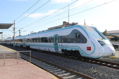 Türkiye’nin ilk elektrikli hızlı treni 225 km ile rekor kırdı