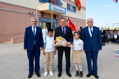 Vali Usta okul güvenliğini sahada denetliyor