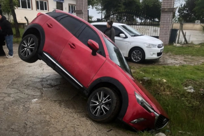 Çınarcık’ta kontrolden çıkan araç hendeğe uçtu