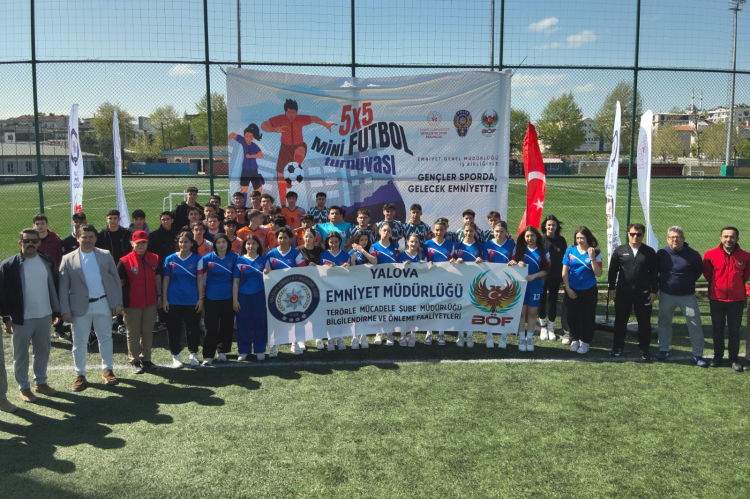 Mini futbol turnuvası ödül töreni