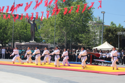 Yalova'da gençlerin coşkusu meydana sığmadı