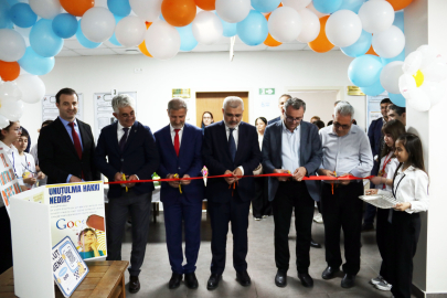 Yılmaz, genç mucitlerin projelerini inceledi