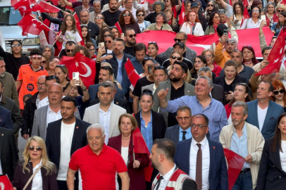 CHP Yalova örgütü caddeleri kırmızı beyaza boyadı