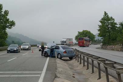 Süpürgelik’te feci kaza! Otomobil bariyerlere çarptı