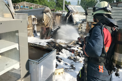Kirazlı Sanayi Sitesi’nde korkutan hurdalık yangını