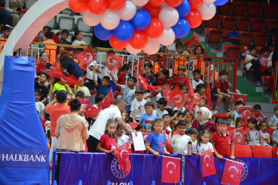Çocuk Oyunları Şenliği’nde coşku salona sığmadı