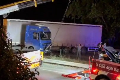 TIR makasladı, Yalova yolu trafiğe kapandı