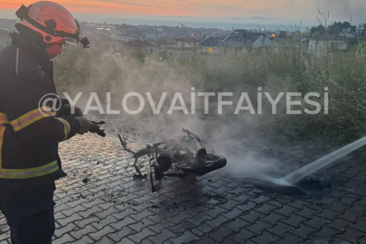 Alevlere teslim olan motosikletletten geriye sadece iskeleti kaldı