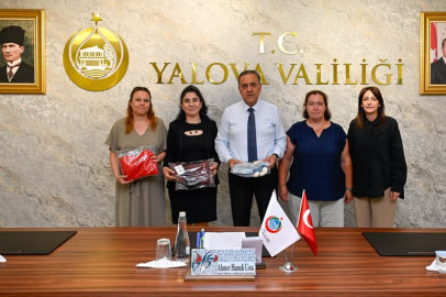 Kimsesiz çocuklar için ördükleri bereleri Vali Usta’ya teslim ettiler