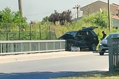 Termal yolunda feci kaza! Otomobil bariyerlere saplandı