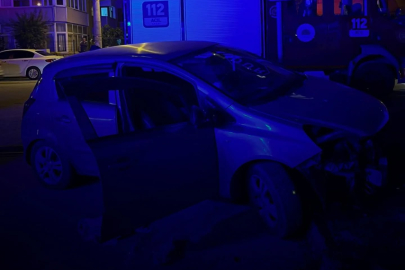 Çınarcık'ta gece yarısı korkutan kaza! Otomobil refüje çarptı