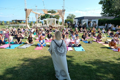 Dünya Yoga Günü’nde Çiftlikköy sahilinde yoga keyfi